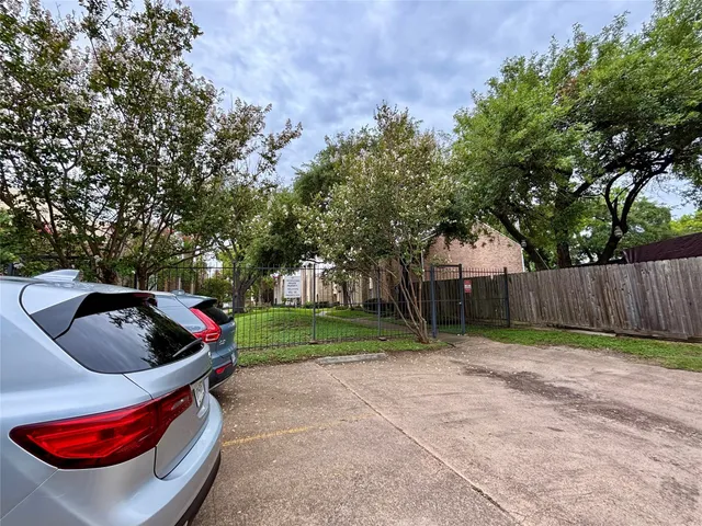 $1,450 | 8712 Wilcrest Drive, Unit 8712, Houston, TX 77099