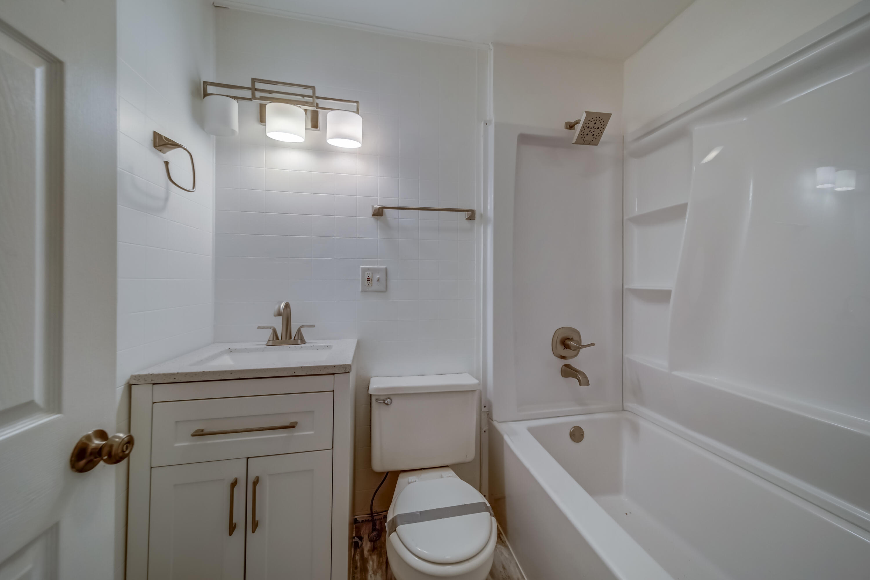 22748 Melrose Avenue Eastpointe, MI 48021 - Photo 5 of 12 22748 Melrose Ave, Eastpointe Bathroom 2