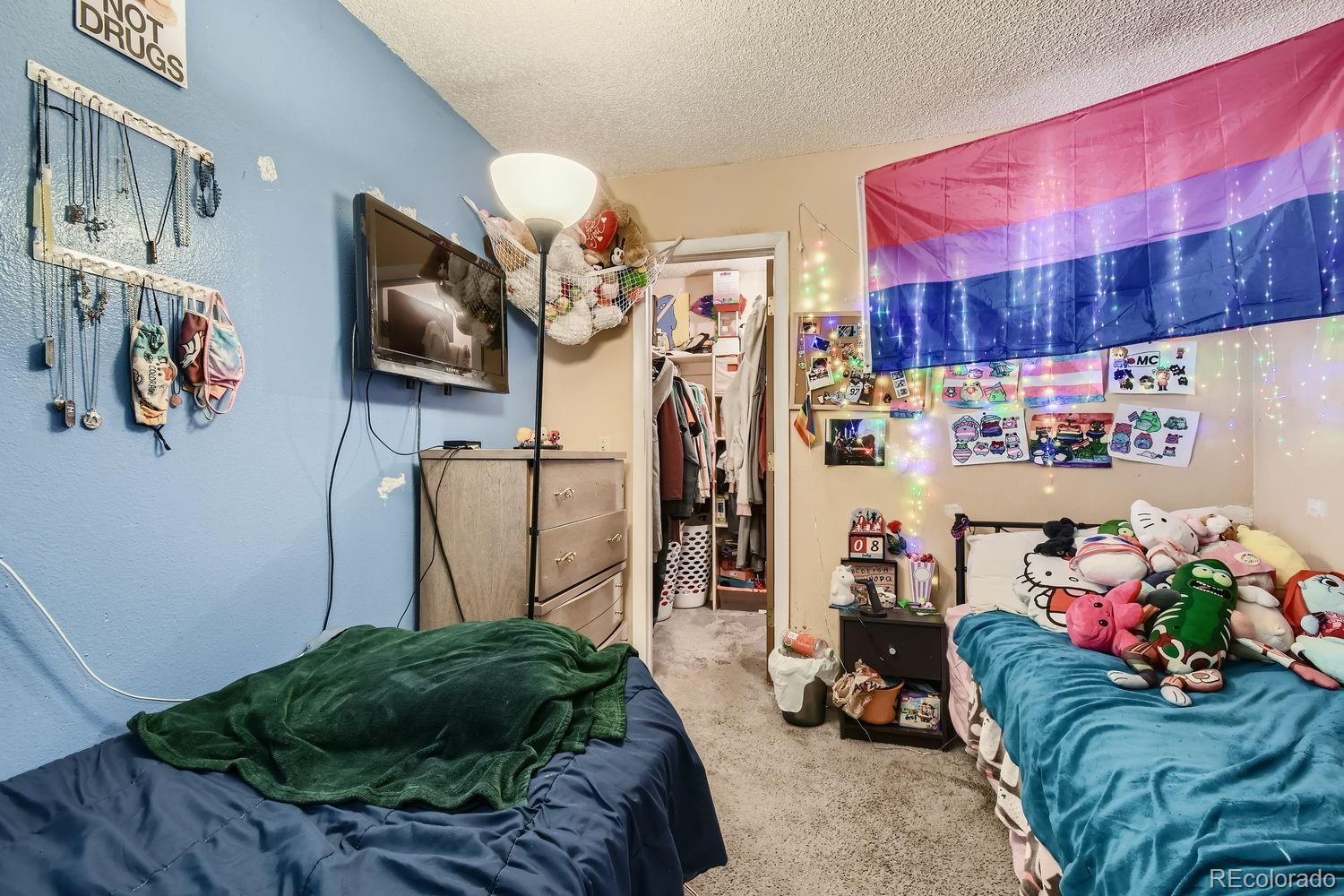 882 South Uravan Court Aurora, CO 80017 - Photo 21 of 33 a living room with furniture and a flat screen tv
