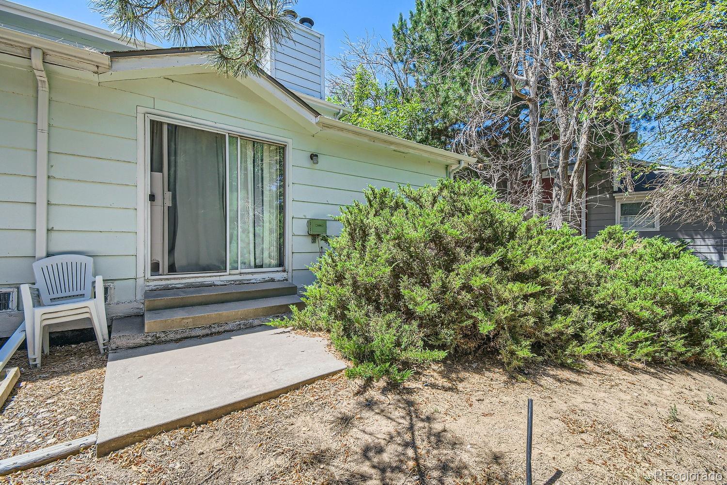 882 South Uravan Court Aurora, CO 80017 - Photo 24 of 33 a front view of a house with garden