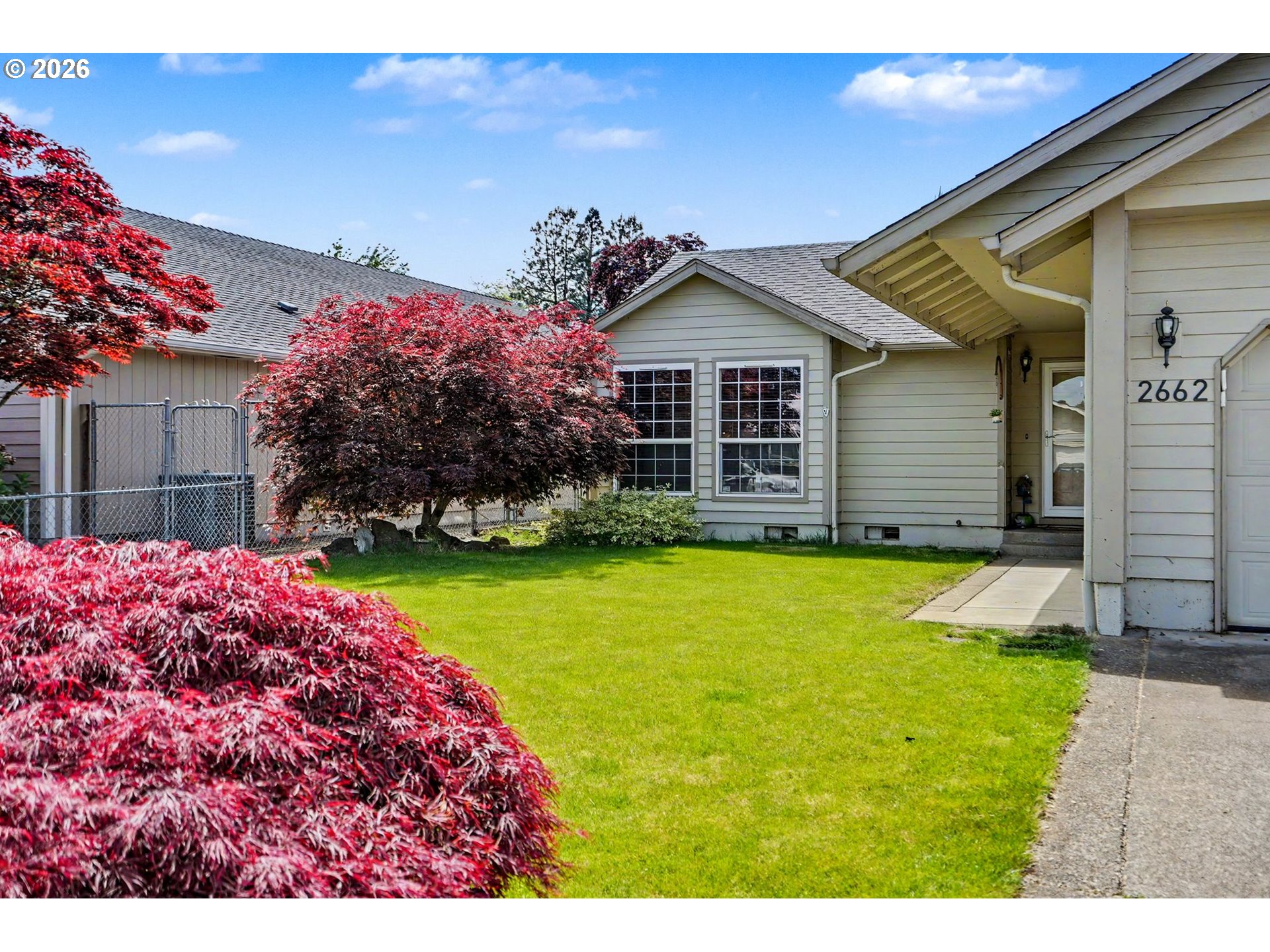 2662 South 12th Street Lebanon, OR 97355 - Photo 3 of 38 a front view of a house with a garden