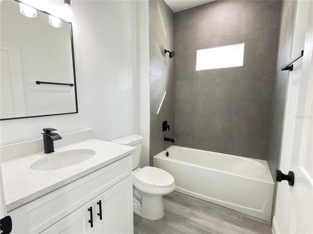 4650 Southwest 139th Place Ocala, FL 34473 - Photo 35 of 49 a bathroom with a toilet a sink and a bathtub
