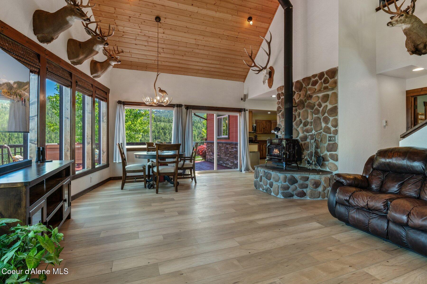 2902 Jewel Lake Road Sagle, ID 83860 - Photo 21 of 51 Great Room