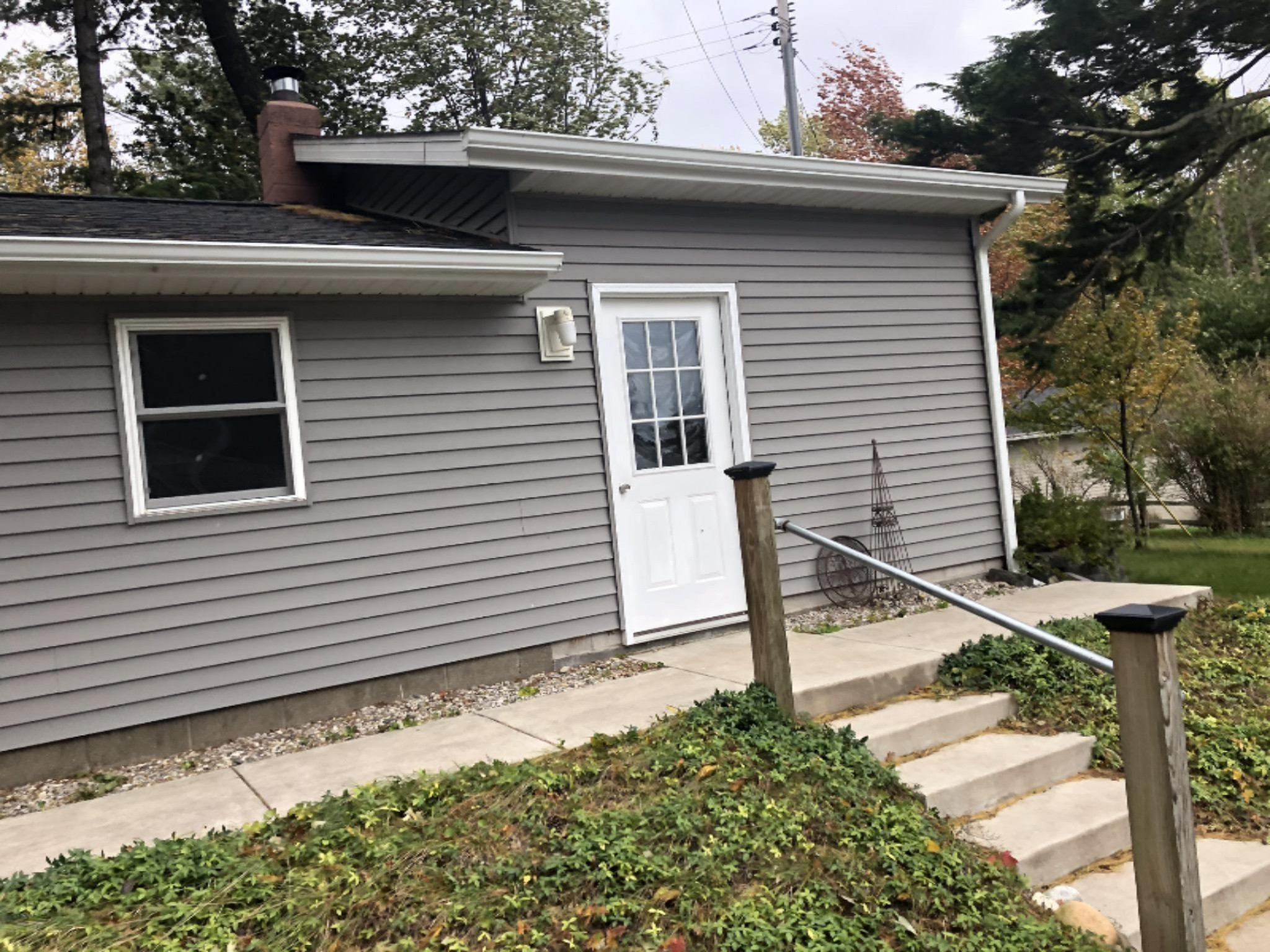 21 East Piney Road Manistee, MI 49660 - Photo 3 of 4 Side of Garage