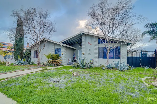 a view of a house with a yard