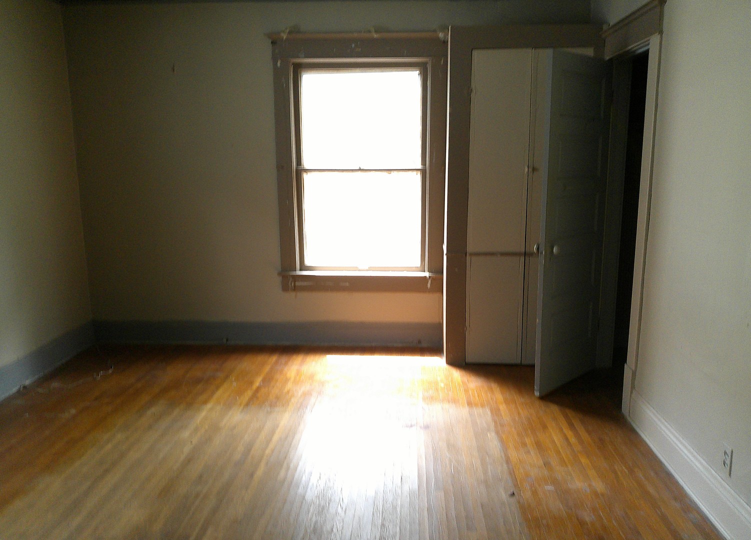 958 West William Street Decatur, IL 62522 - Photo 12 of 20 an empty room with wooden floor and windows