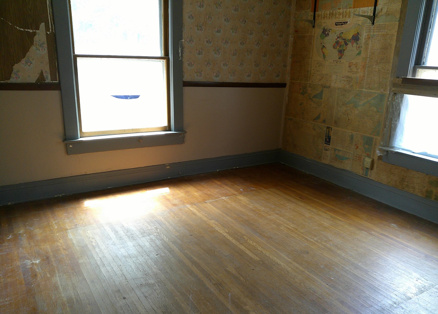 958 West William Street Decatur, IL 62522 - Photo 13 of 20 an empty room with a window