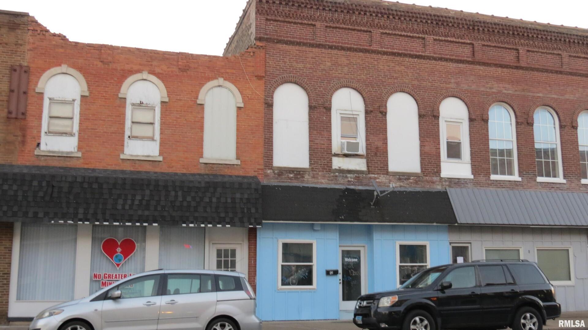 12 North Division Street Du Quoin, IL 62832 - Photo 2 of 21 a front view of a house with parking