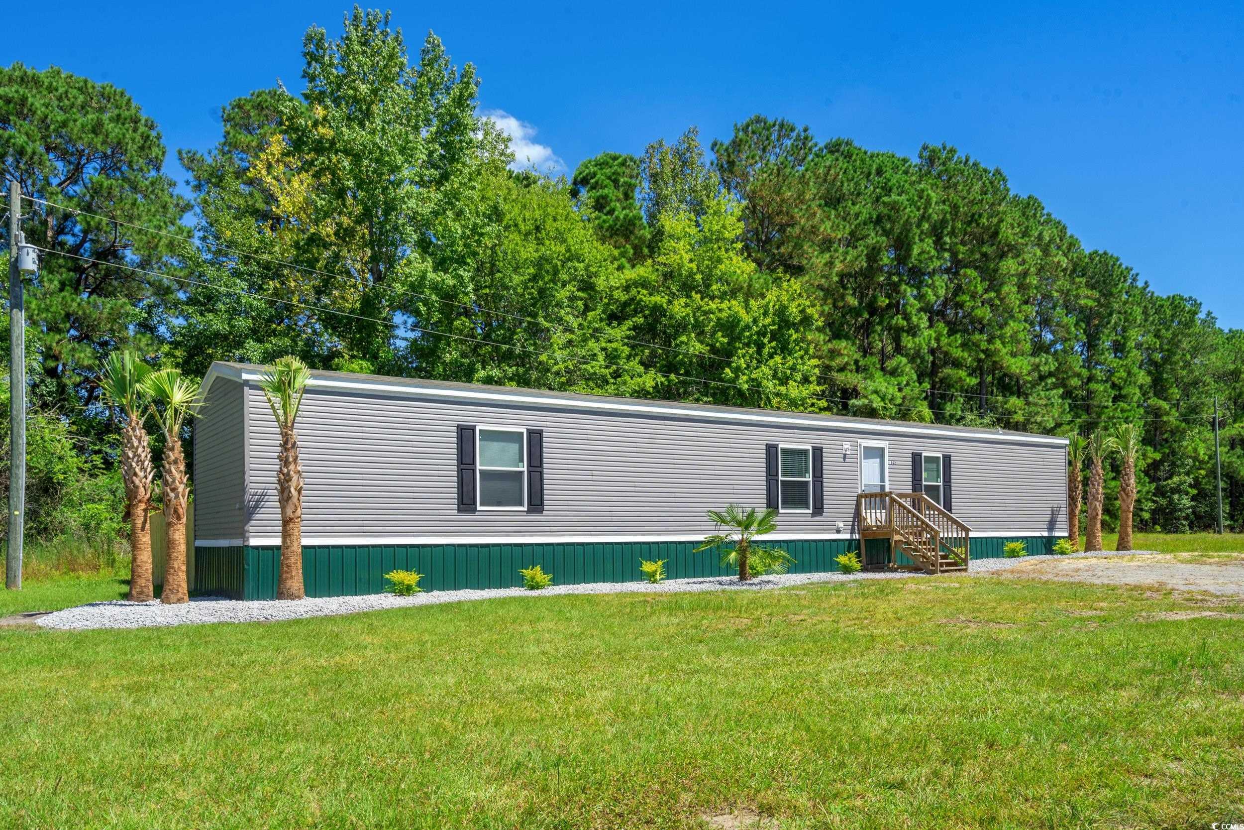 Manufactured / mobile home featuring a front yard
