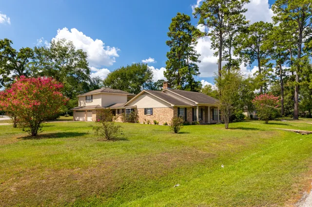 a view of a house with backyard and garden