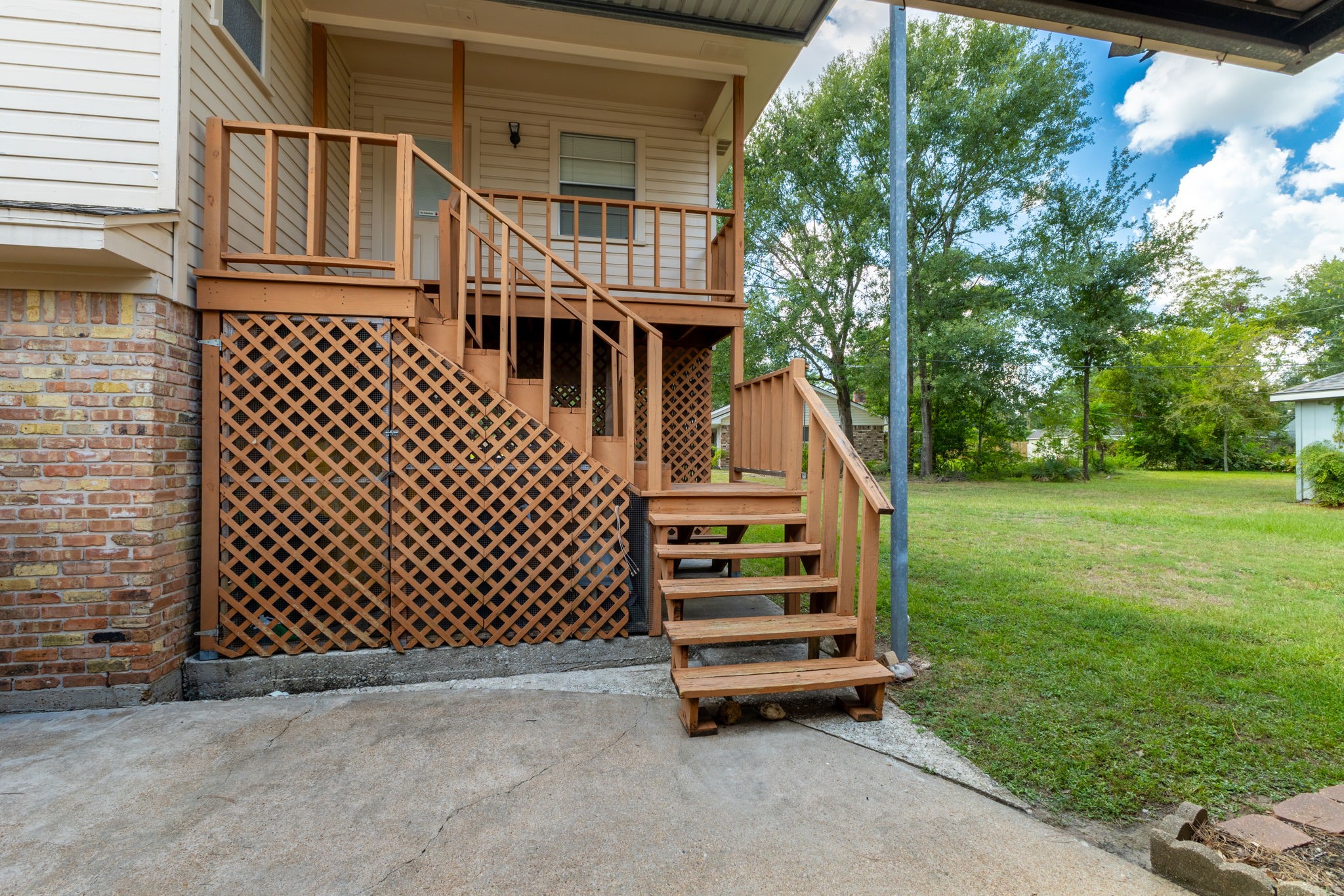460 Dover Lane Spring, TX 77373 - Photo 3 of 47 front view of a house with a yard