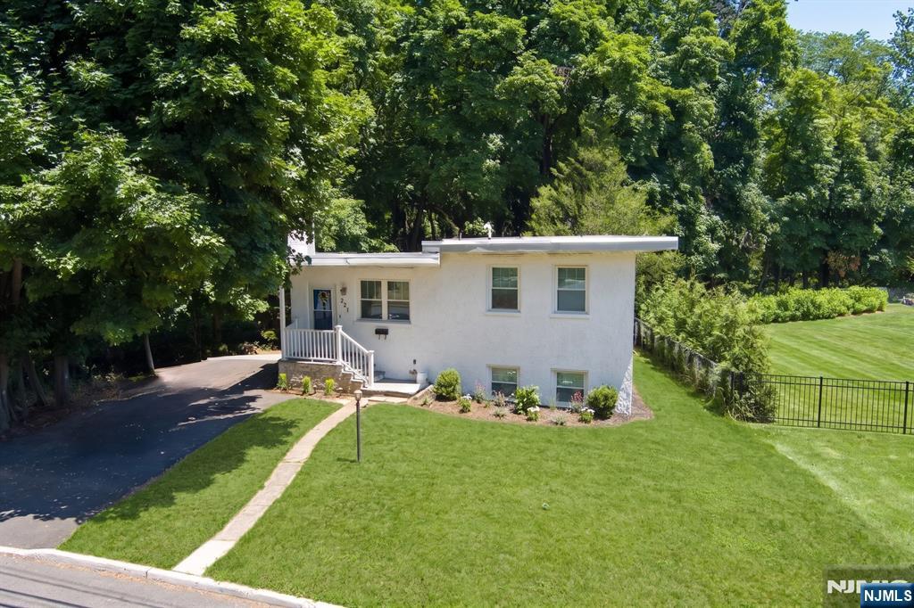 221 Lakeview Drive Ridgewood, NJ 07450 - Photo 25 of 35