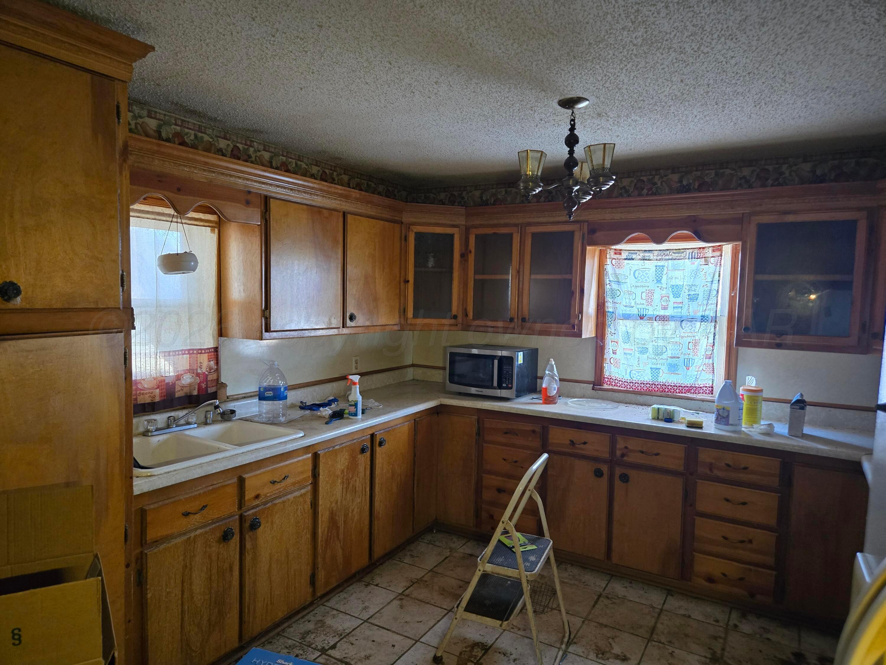 421 North 8th Street Memphis, TX 79245 - Photo 19 of 40 a kitchen with a sink stove and cabinets