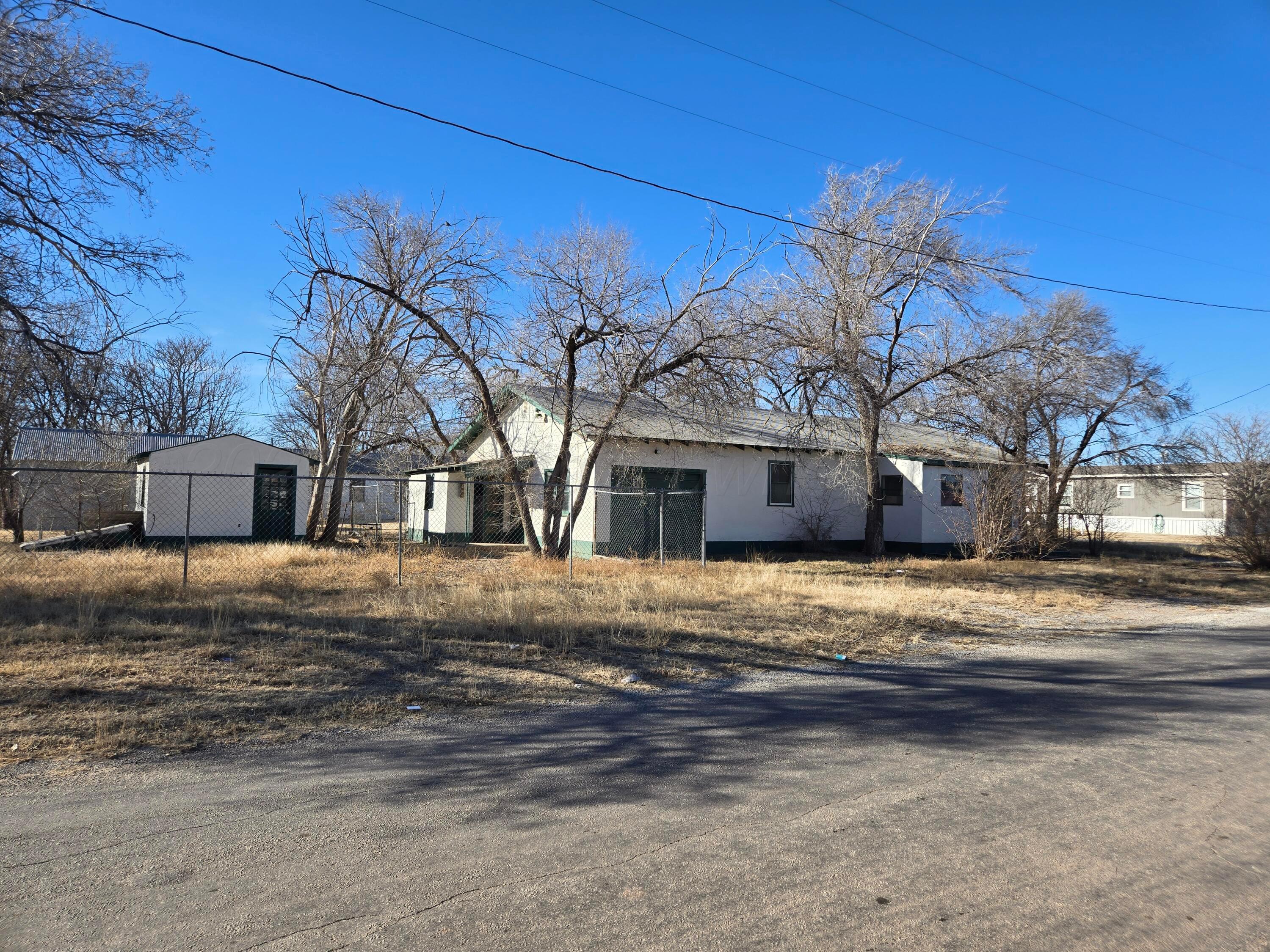 421 North 8th Street Memphis, TX 79245 - Photo 36 of 40 a front view of a house with a yard