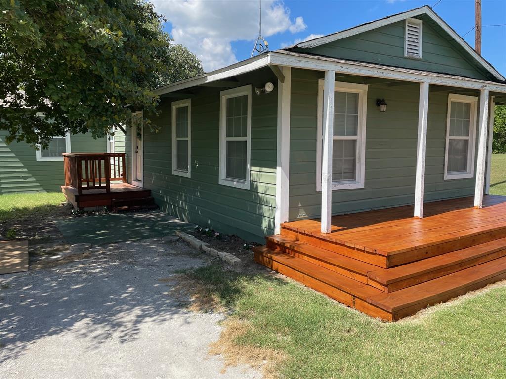 1610 Newsom Mound Road Springtown, TX 76082 - Photo 25 of 40 a backyard of a house with outdoor seating