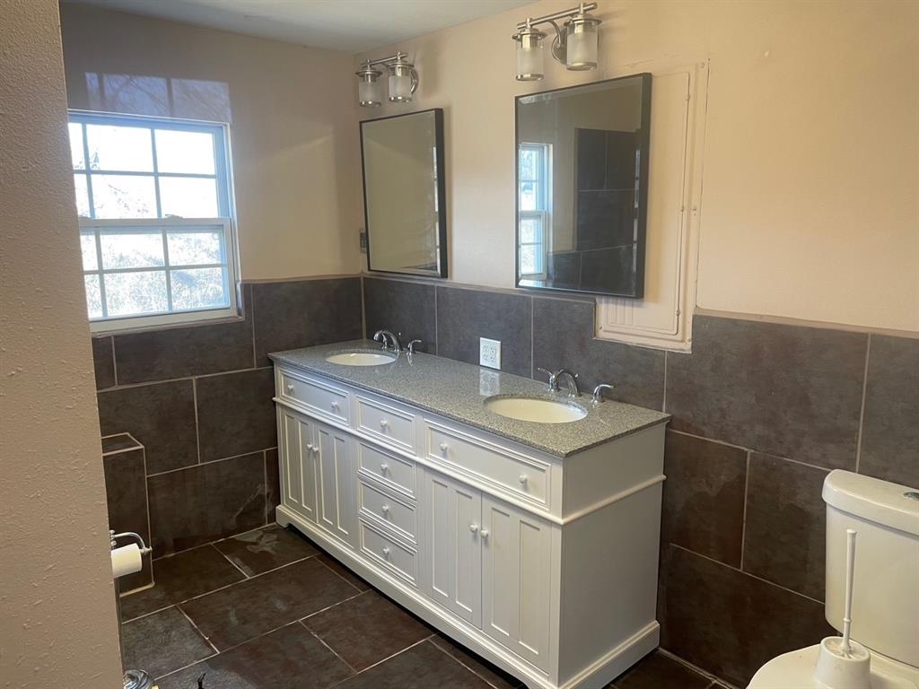 1610 Newsom Mound Road Springtown, TX 76082 - Photo 28 of 40 a bathroom with a sink toilet and a mirror