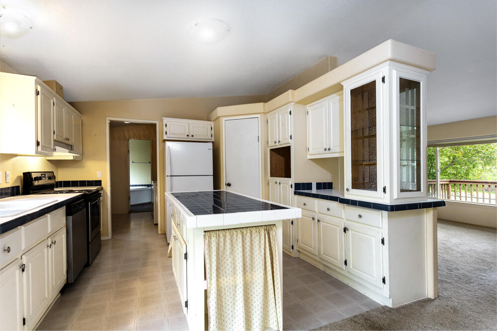 4902 Upper River Road Grants Pass, OR 97526 - Photo 14 of 55 Kitchen