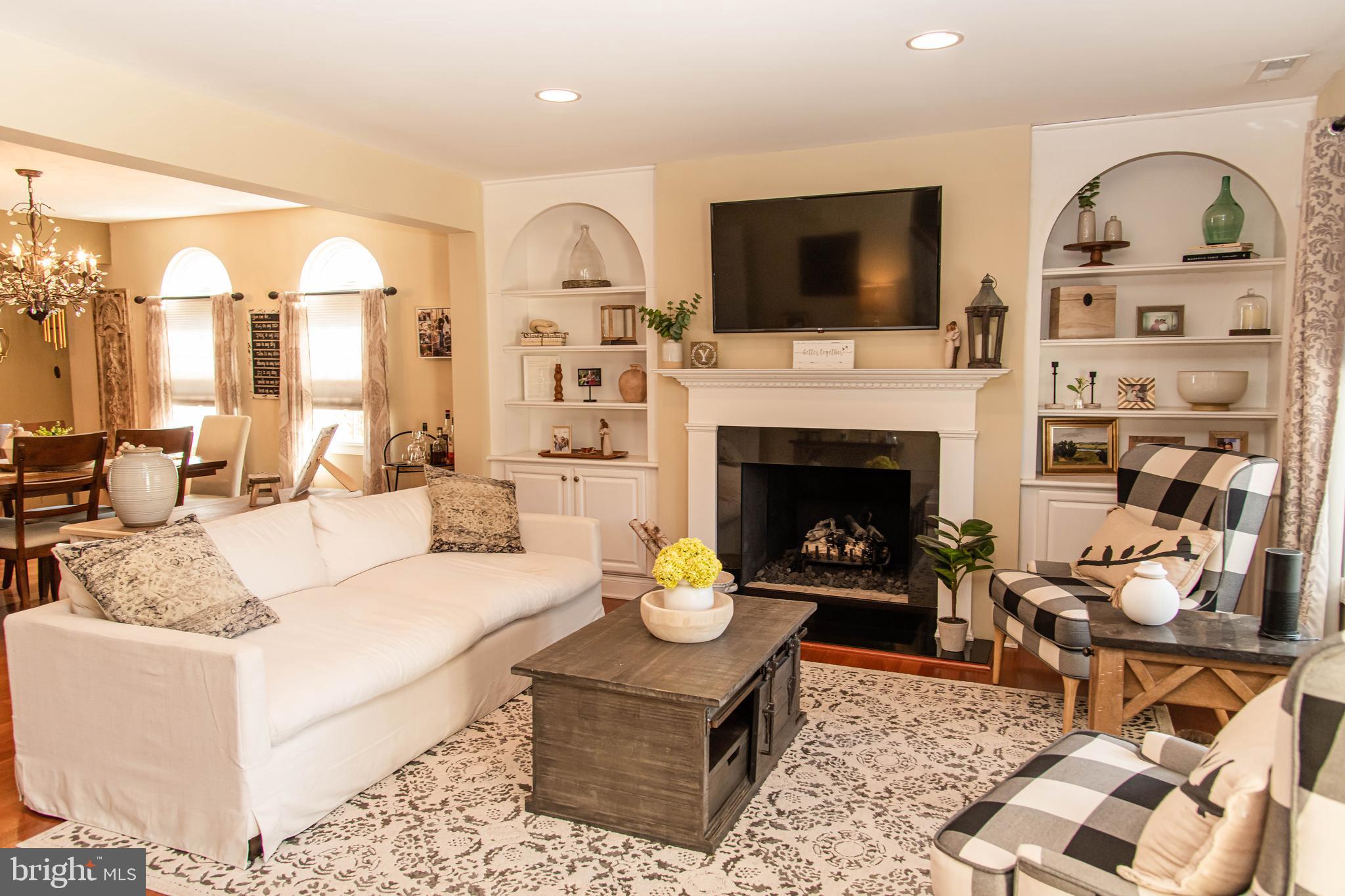908 North Beecham Road Williamstown, NJ 08094 - Photo 2 of 33 Living Room