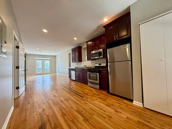 $1,595 | 3219 South Lituanica Avenue, Unit 1F, Chicago, IL 60608