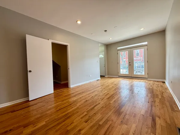 $1,595 | 3219 South Lituanica Avenue, Unit 1F, Chicago, IL 60608