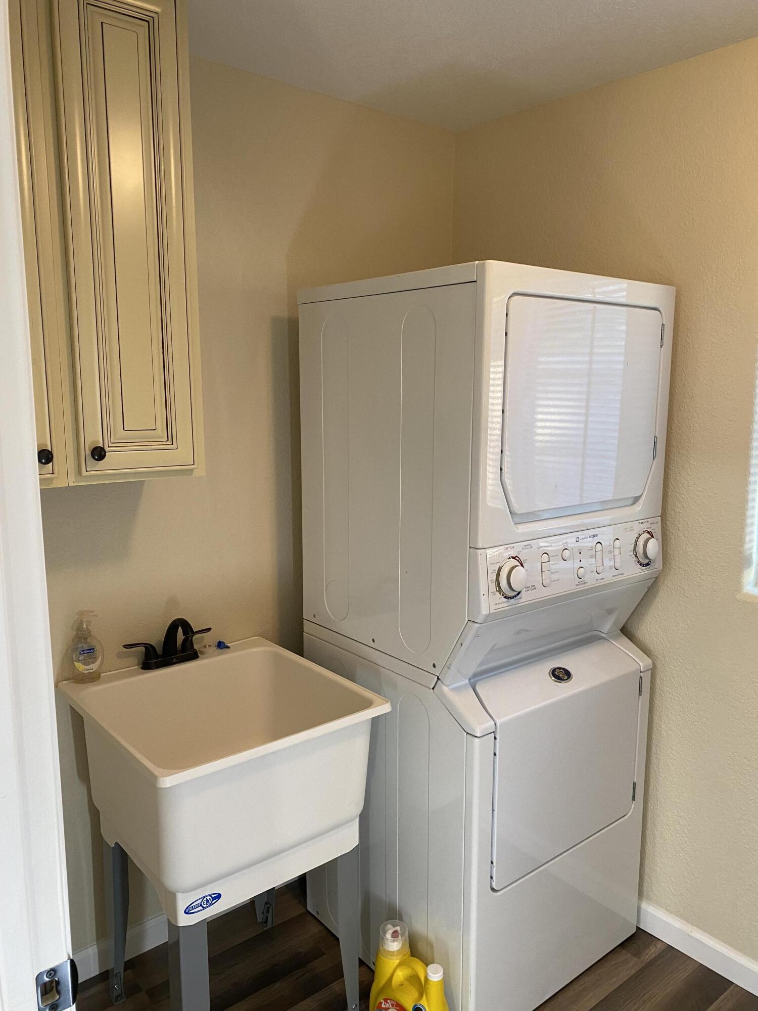 2180 El Reno Lane Redding, CA 96001 - Photo 20 of 39 a utility room with dryer and washer