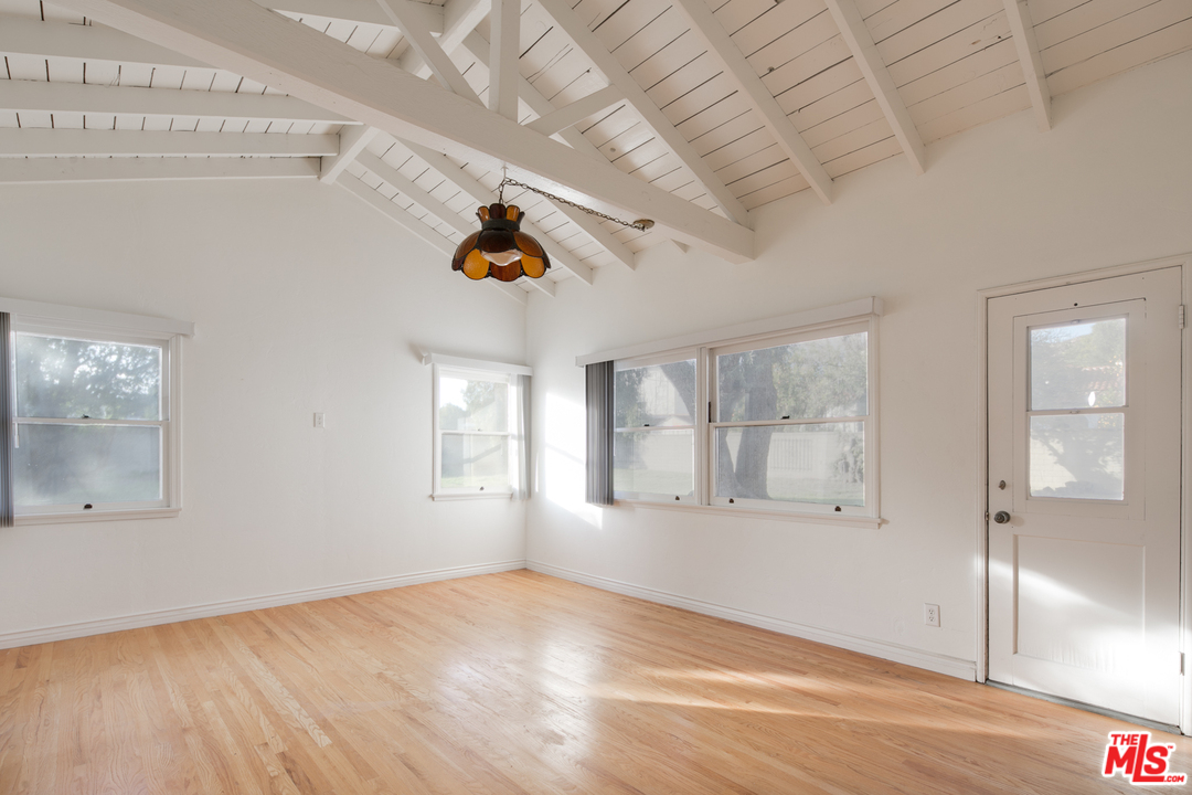 2225 Scott Road Burbank, CA 91504 - Photo 12 of 26 Gallery Image 12