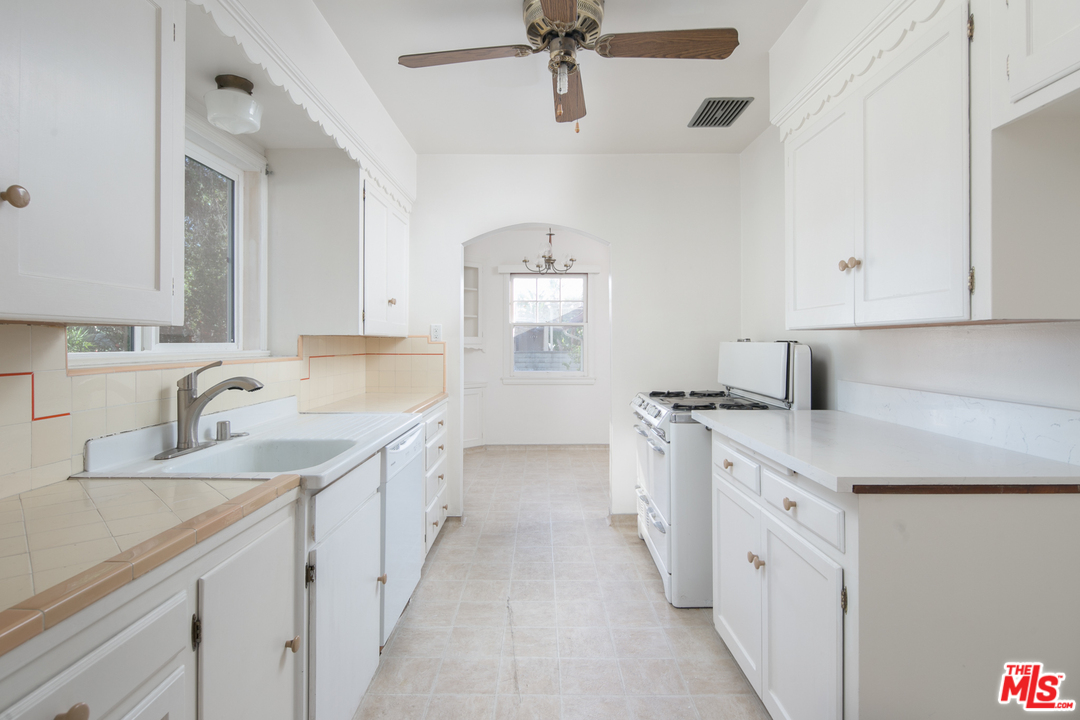 2225 Scott Road Burbank, CA 91504 - Photo 21 of 26 Gallery Image 21