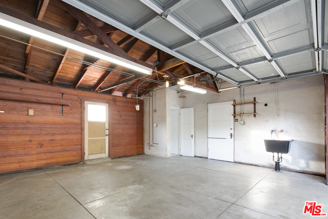 2225 Scott Road Burbank, CA 91504 - Photo 26 of 26 Gallery Image 26