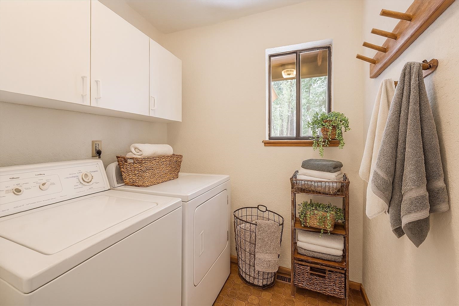 14129 Tyrol Road Truckee, CA 96161 - Photo 21 of 24 Gallery Image 21