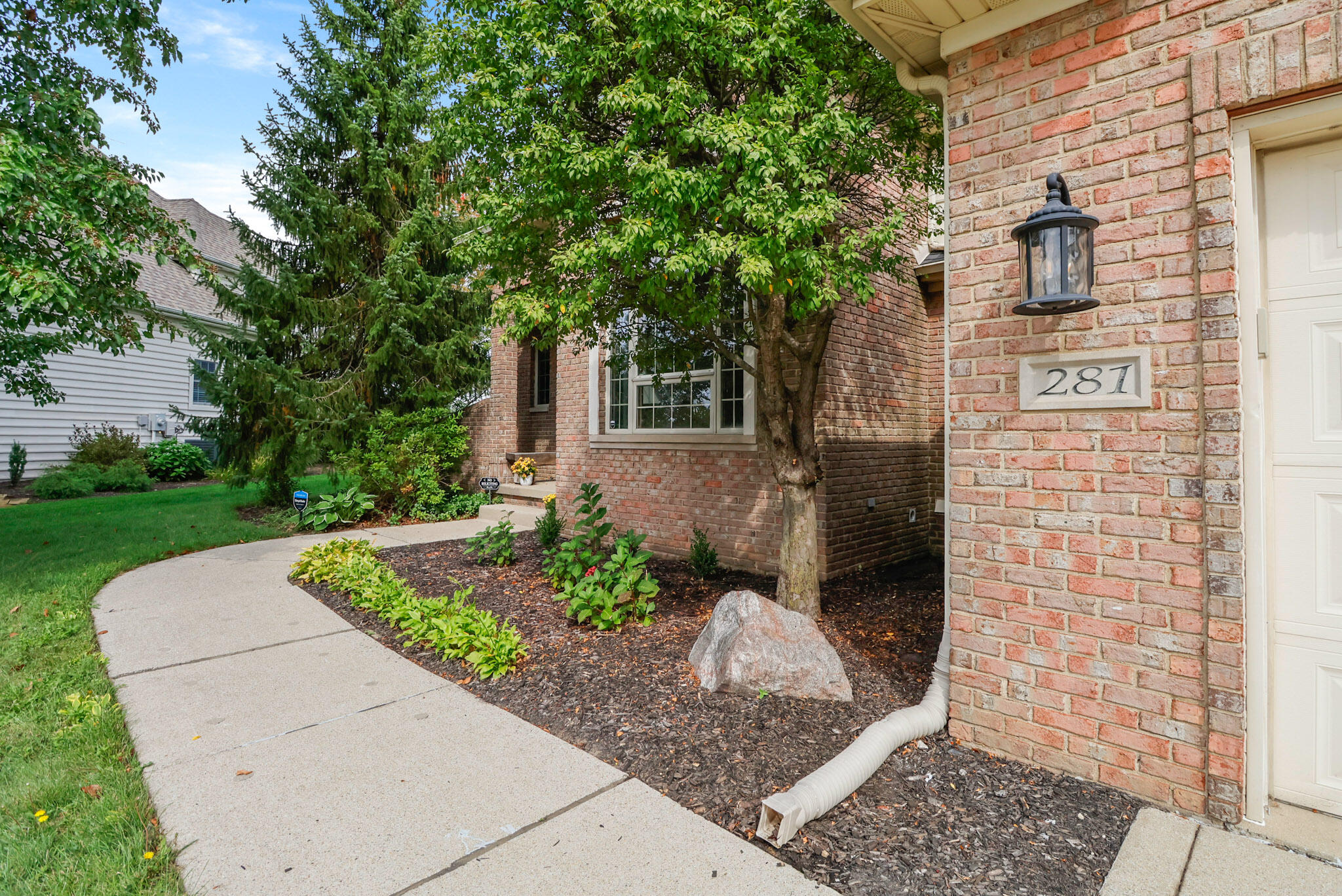 281 Larwick Circle Valparaiso, IN 46385 - Photo 3 of 40 2048x1368