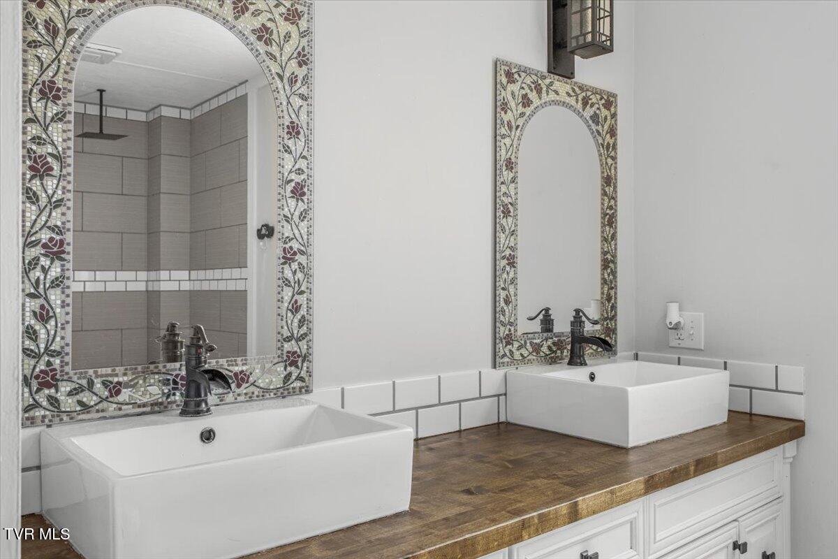 2447 Denton Valley Road Bristol, TN 37620 - Photo 10 of 41 11-128A2406