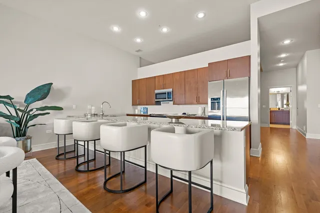 $1,395,000 | 850 North Lake Shore Drive, Unit 305, Chicago, IL 60611