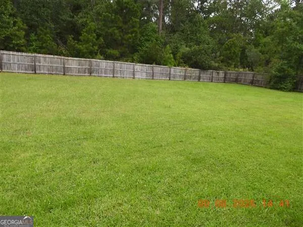a view of a back yard