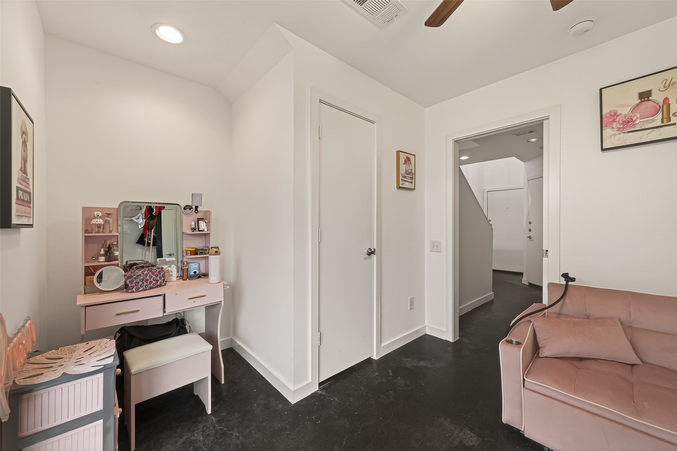 417 Meadow Street Houston, TX 77020 - Photo 19 of 35 a room with furniture and a couch