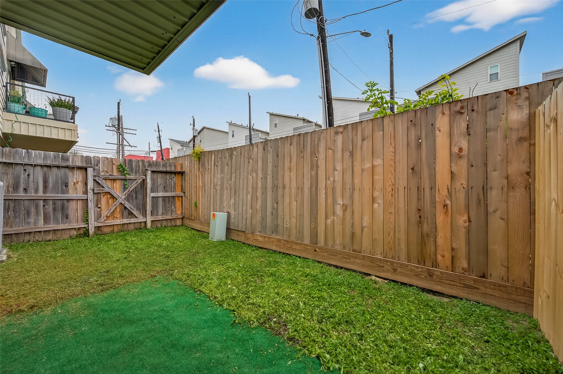 417 Meadow Street Houston, TX 77020 - Photo 32 of 35 a big yard with table and chairs