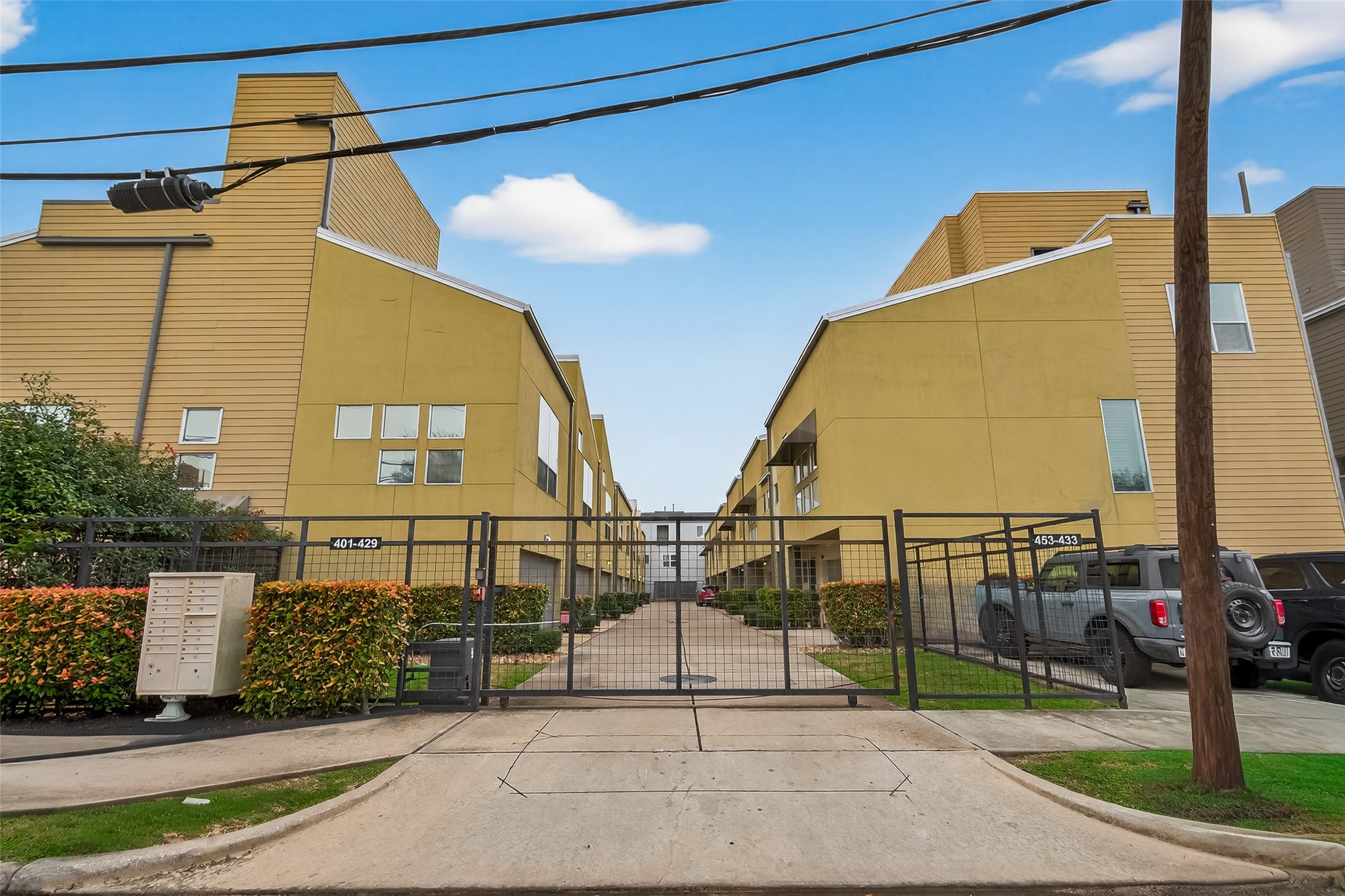417 Meadow Street Houston, TX 77020 - Photo 35 of 35 a view of a building from a balcony