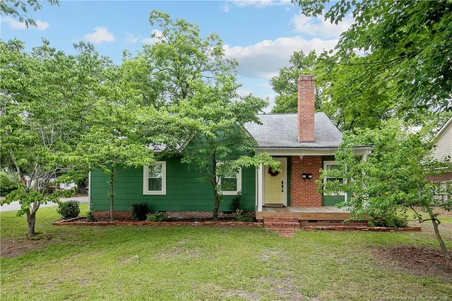 a view of a house with a backyard
