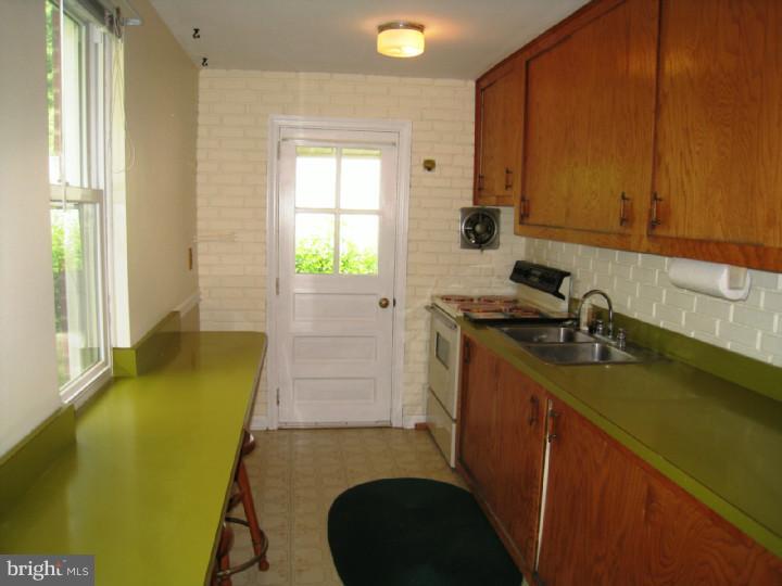 46 Ann Road Broomall, PA 19008 - Photo 6 of 15 Kitchen