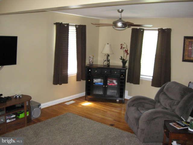 5562 Oakland Road Baltimore, MD 21227 - Photo 2 of 23 Living Room