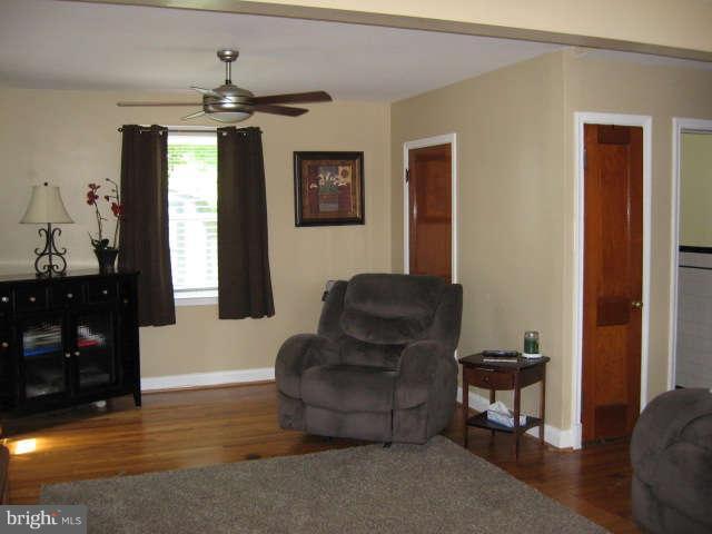 5562 Oakland Road Baltimore, MD 21227 - Photo 3 of 23 Living Room