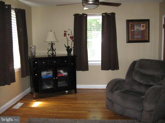 5562 Oakland Road Baltimore, MD 21227 - Photo 4 of 23 Living Room
