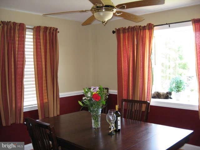 5562 Oakland Road Baltimore, MD 21227 - Photo 5 of 23 Dining Room