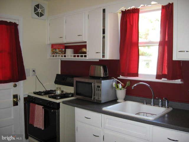 5562 Oakland Road Baltimore, MD 21227 - Photo 7 of 23 Kitchen