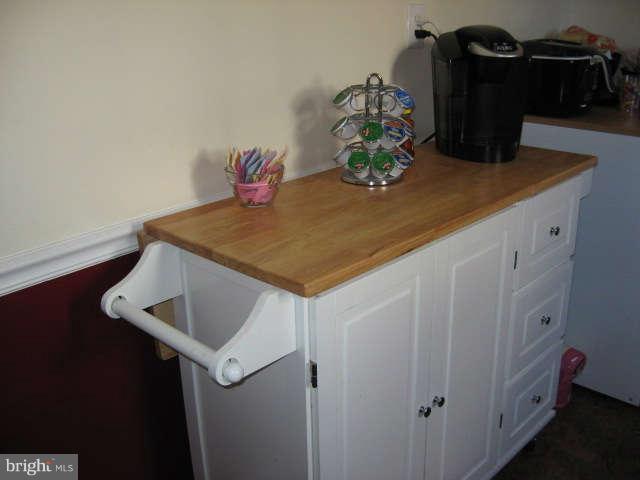5562 Oakland Road Baltimore, MD 21227 - Photo 8 of 23 Kitchen