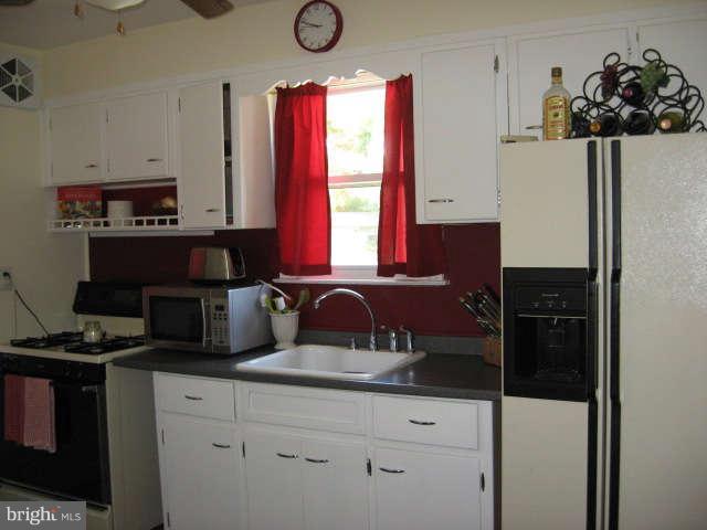 5562 Oakland Road Baltimore, MD 21227 - Photo 9 of 23 Kitchen