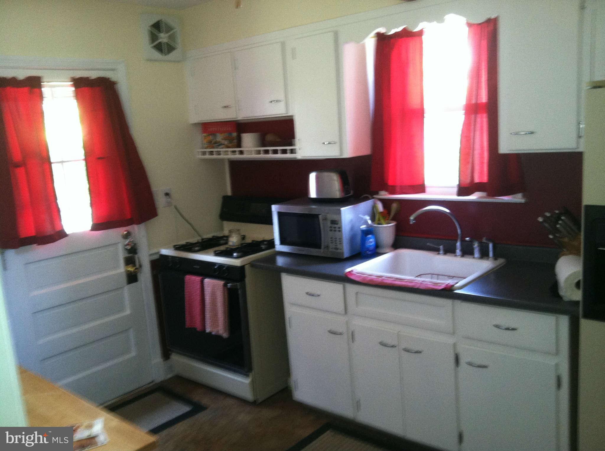 5562 Oakland Road Baltimore, MD 21227 - Photo 10 of 23 Kitchen