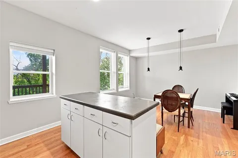 $189,900 | 5885 Nina Place, Unit 2E, St. Louis, MO 63112