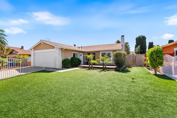 a view of a house with backyard and porch