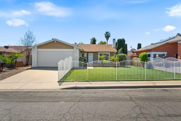 a view of front of house with a yard