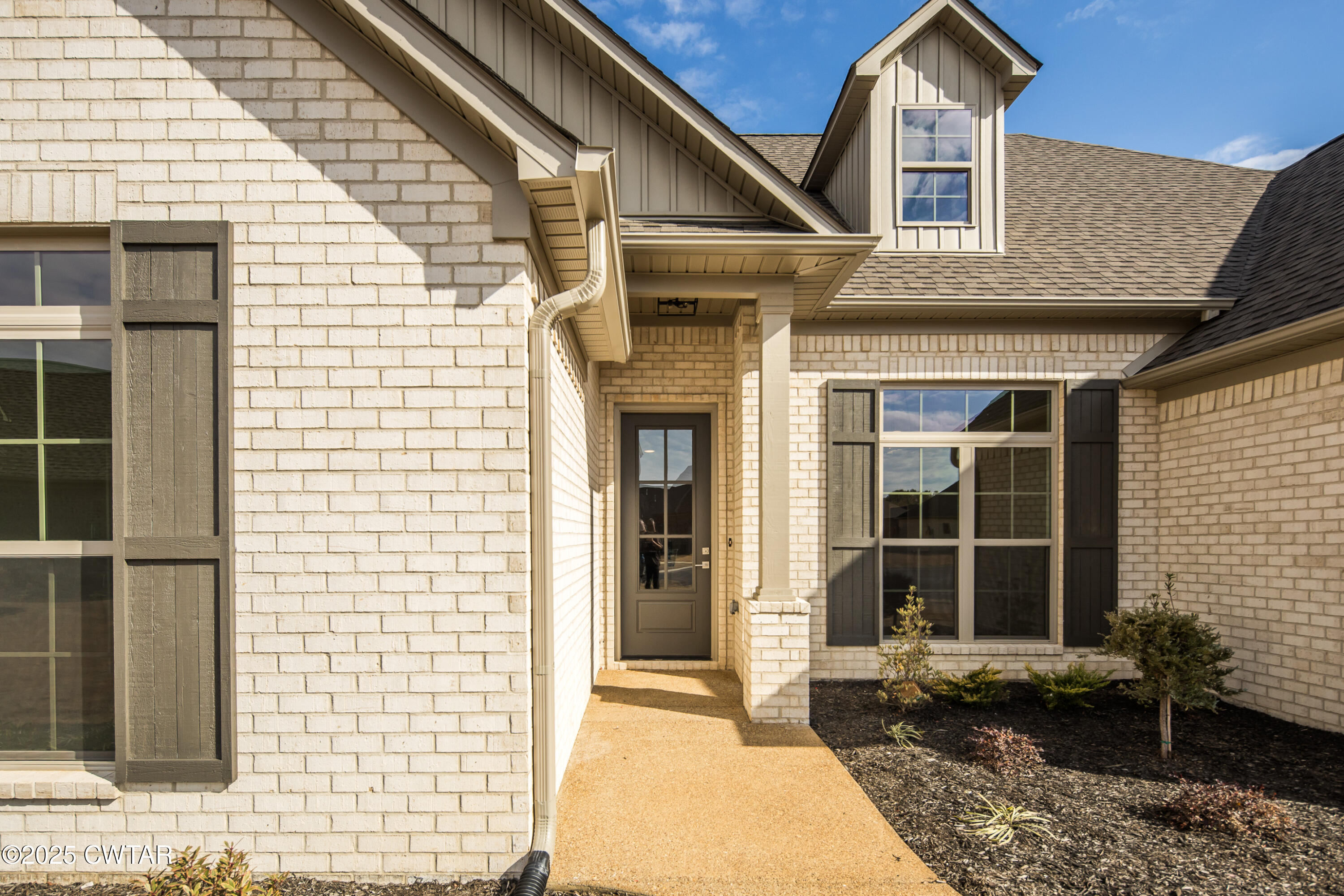 16 Enoch Cove Jackson, TN 38305 - Photo 3 of 28 a front view of a house with a blue gate
